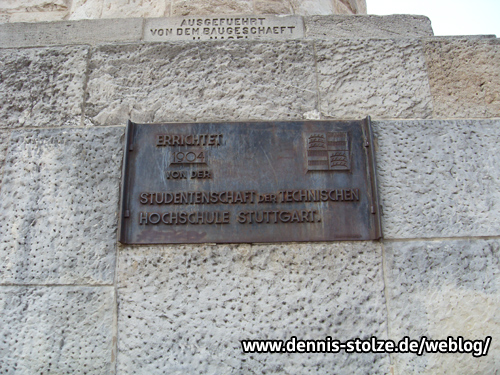 Tafel am Stuttgarter Bismarkturm mit der Inschrift: Errichtet 1904 von der Studentenschaft der Technischen Hochschule Stuttgart