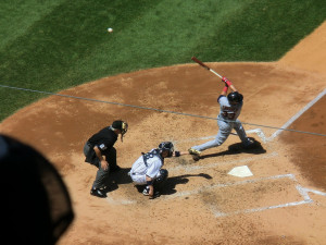 Hitter Nr. 33 Nick Snisher von den Cleveland Indians schlägt am Ball vorbei