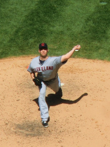 Nr. 38 Pitcher Joe Smith von den Cleveland Indians wirft gegen die Yankees