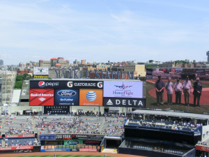 Werbe- und Anzeigetafeln im Yankees Stadium - Ehrung von Kriegsveteranen vor dem Spiel