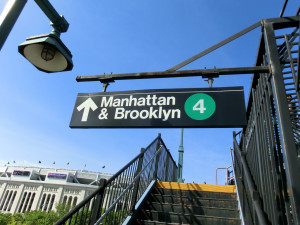 Aufgang zur oberirdischen Subway-Station "161 Street - Yankees Stadium Station" - Fahrtrichtung Manhattan & Brooklyn