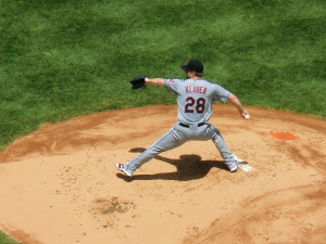 Corey Kluber Nr. 28 von den Cleveland Indians beim Pitch gegen die New York Yankees