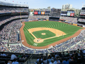 Baseballfeld im Yankees Stadium mit Infield und Outfield - dem Fair Territory sowie dem Foul Territory.