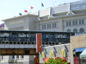 McDonalds-Filiale vor dem Stadion der New York Yankees - Im Hintergrund Gate 6