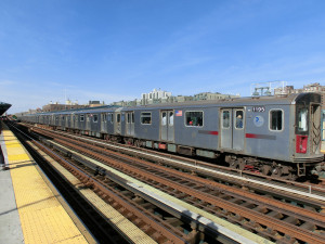 New York Subway an einer oberirdischen Haltestelle