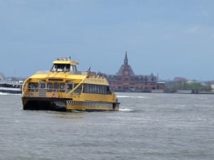 New York Water Taxi - im Hintergrund Ellis Island