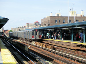 Subway-Station "161 Street - Yankees-Stadium" mit einem Zug der Subway-Linie 4 Richtung Woodlawn Bronx