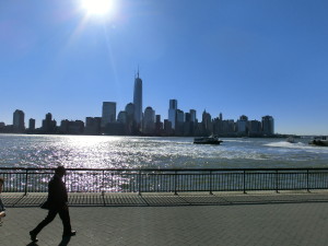 Blick von der Uferpromenade in Jersey City auf den Financial District in Lower Manhattan in New York City