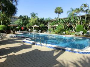 Swimming Pool im Hotel-Innenhof