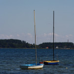 Kleine, malerische Boote im Wasser vor dem Naturstrand von Holnis