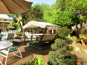 Schaukelnde Veranda im Hotel-Innenhof