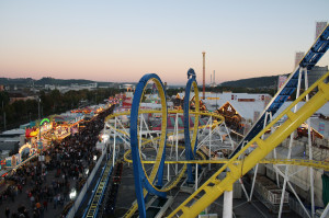 Stahl-Achterbahn von oben auf dem Cannstatter Wasen