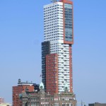 Hotel New York in Rotterdam vom Wasser aus gesehen - im Hintergrund der Wohnturm Montevideo