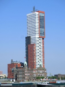 Hotel New York in Rotterdam vom Wasser aus gesehen - im Hintergrund der Wohnturm Montevideo