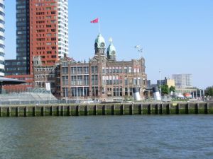 Hotel Restaurant New York in Rotterdam vom Wasser aus gesehen