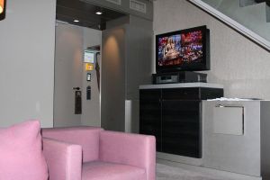 Innenansicht Wohnbereich - TV-Gerät Suite Sofitel München