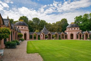 Wandelgang an der Roten Moschee im Schlossgarten des Schlosses Schwetzingen