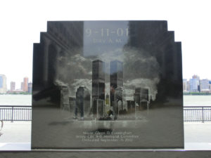 9/11 Gedenktafel in Jersey City am Ufer des Hudson River