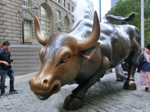 Skulptur des Charging Bull an der Wall Street