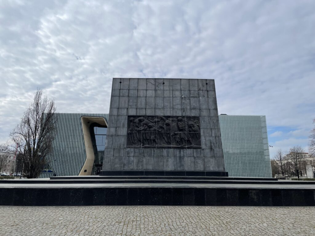 Museum der Geschichte der polnischen Juden POLIN und Denkmal Helden des Warschauer Ghetto